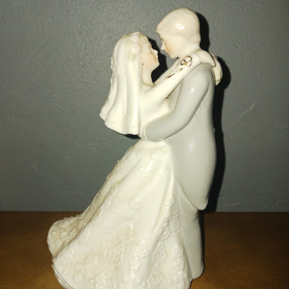 Vintage Porcelain Bride & Groom Couple Musical Figurine
